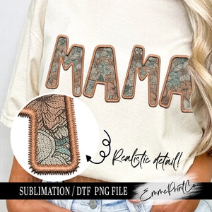 Könnte beinhalten: Ein weißes T-Shirt mit dem Wort "MAMA" in großen, braunen Buchstaben mit einem Blumenmuster. Die Buchstaben haben einen gestickten Umriss. Der Text "SUBLIMATION / DTF PNG FILE" befindet sich am unteren Rand des Bildes. Der Text "Realistic detail!" ist in Kursivschrift auf der rechten Seite des Bildes geschrieben.