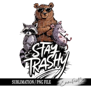 Diseño de sublimación con frase "Stay Trashy" (oso, mapache, zarigüeya). Diseño de sublimación para camisetas y tazas - PNG - EmmePrintCo