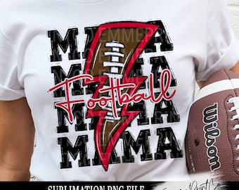Pode incluir: Camiseta branca com um design gráfico preto e vermelho que apresenta um raio com uma bola de futebol dentro. O texto "Football Mama" está escrito em uma fonte estilizada.