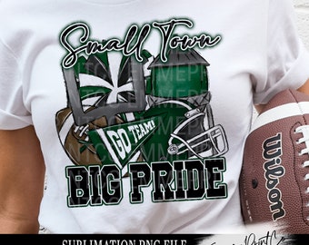 Puede incluir: Diseño de sublimación con una camiseta blanca con un gráfico verde y negro que dice "Small Town Big Pride". El gráfico incluye un casco de fútbol americano, un balón de fútbol, ​​una portería y una bandera que dice "Go Team!"