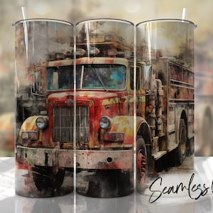 Op de afbeelding: Een vintage rode brandweerwagen met een aquareleffect. De wagen heeft een ladder en een slang aan de zijkant. De wagen staat op straat met een wazige achtergrond.