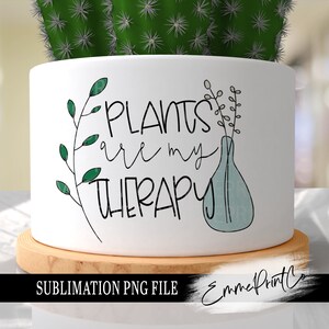Plantsublimatieontwerp png - Plants Are My Therapy Grappig citaat Pot Planter T-shirt Mokken Tumbler Sublimatie - PNG - EmmePrintco