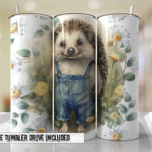 Hedgehog Tumbler Wrap Vestindo Macacão Jeans Desenhos em Aquarela Desenhos de Sublimação Sem Costura Downloads - Skinny 20oz - PNG