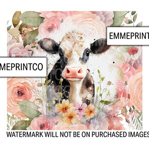 K&ouml;nnte beinhalten: Aquarellmalerei einer schwarz-wei&szlig;en Kuh mit rosa Nase, umgeben von rosa und pfirsichfarbenen Blumen. Der Text "EMMEPRINTCO" erscheint zweimal im Bild.