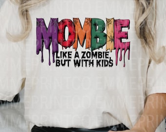 Puede incluir: Una camiseta blanca con un gráfico colorido que dice "MOMBIE como un zombie, pero con niños". El gráfico está goteando con pintura colorida y tiene telarañas.