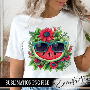 Puede incluir: Un diseño de sublimación que presenta una sandía con gafas de sol y rodeada de flores y vegetación. El diseño es perfecto para crear camisetas personalizadas, tazas, bolsas de mano y otros artículos.