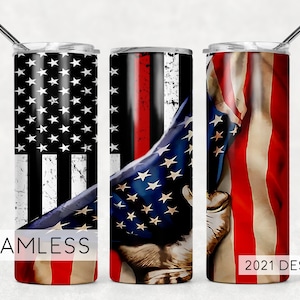 Puede incluir: Tres vasos de acero inoxidable con un diseño de bandera estadounidense roja, blanca y azul. Las banderas están dobladas y drapeadas sobre los vasos. El diseño incluye una fina línea roja en el centro de un vaso. El texto "2021 DESIGN" está en el vaso de la derecha.