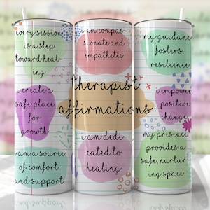 Puede incluir: Tres vasos de acero inoxidable con diseños abstractos coloridos y texto inspirador para terapeutas. El texto en los vasos dice "afirmaciones de terapeuta", "cada sesión es un paso hacia la sanación" y "mi guía fomenta la resiliencia".