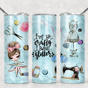 Może przedstawiać: Zestaw trzech kubków ze stali nierdzewnej z niebieskim i białym akwarelowym tłem. Kubki zdobią różne ilustracje związane z szyciem, w tym maszyna do szycia, manekin, guziki i dziewczynka z igłą do szycia. Na jednym z kubków znajduje się napis "I'm so crafty I sweat glitter".