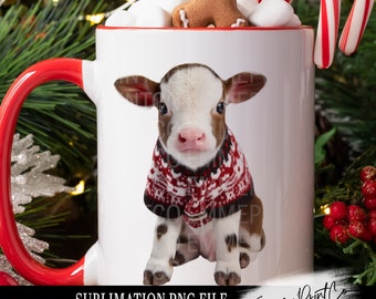 Puede incluir: Una taza de cerámica blanca con un borde y un asa rojos. La taza presenta una impresión por sublimación de un ternero marrón y blanco que lleva un suéter navideño rojo y blanco. El texto "SUBLIMATION PNG FILE" está impreso en la parte inferior de la taza.