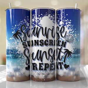 Könnte beinhalten: Drei Edelstahlbecher mit Strandmotiv. Die Becher haben einen weißen Hintergrund mit blauen und weißen Farbstichen. Der Text "Sunrise Sunscreen Sunset Repeat" ist in Schwarz auf die Becher gedruckt.