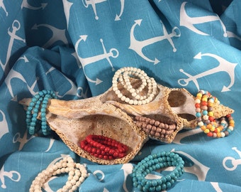 Colores surtidos, un conjunto de pulseras de cuentas de madera.