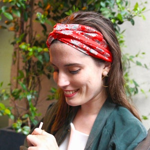 Handgemaakte dames gedrapeerde hoofdband gemaakt in Frankrijk designer kapsel vintage look trendy zomer verjaardagscadeau bedrukte boho rode bloemen afbeelding 1