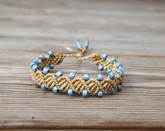 Bracciale Boho Macrame – Nodo a onda regolabile, perline blu pastello
