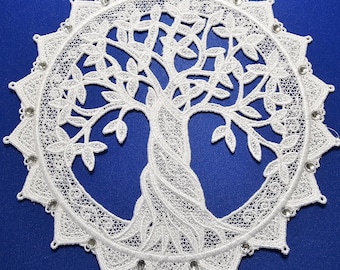 Witte levensboom met kant zonnevanger: geborduurd ornament (7 1/2 inch