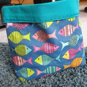 Borsa portaoggetti versatile piccola/media. Motivo a pesci colorati, borsa in cotone, organizer per il trucco, accessorio per il bagno.