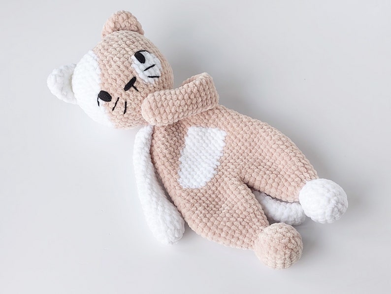 Comforter cat, Kitten lovey, Crochet doll snuggler, Pattern baby doll, Amigurumi lovey pattern, Crochet cat pattern, Cat tutorial. CM image 3