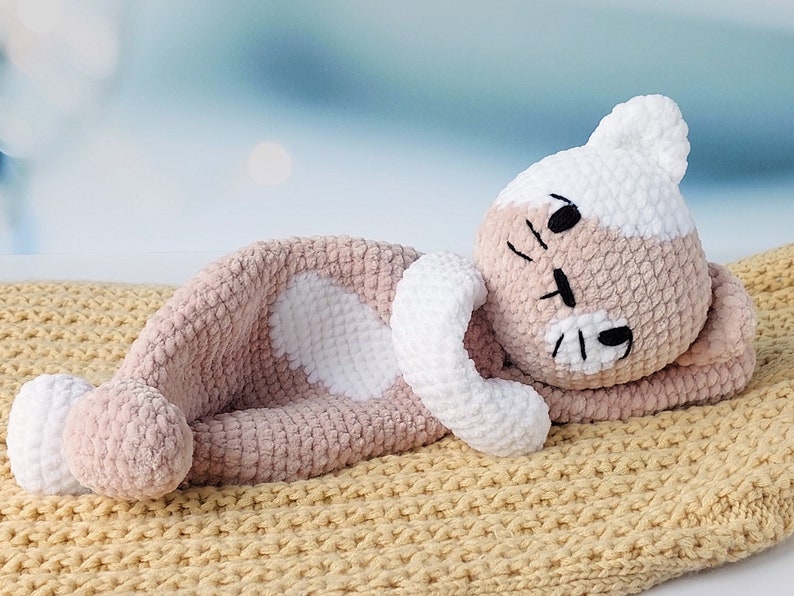 Comforter cat, Kitten lovey, Crochet doll snuggler, Pattern baby doll, Amigurumi lovey pattern, Crochet cat pattern, Cat tutorial. CM image 1