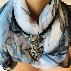 Leopard Schal Anhänger Set: Grauer Animal Print Schal, Satinkordel