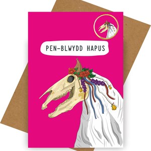 Carden Pen-blwydd Y Fari Lwyd (gyda bathodyn). Mari Lwyd Welsh birthday card (with badge)