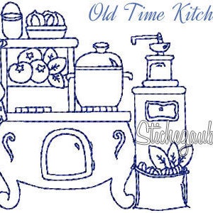 Könnte beinhalten: Eine Schwarzweiß-Zeichnung einer alten Küche mit einem Holzofen, einem Topf auf dem Ofen, einem Regal mit Obst und einer Kaffeemühle. Der Text "Old Time Kitchen" befindet sich oben im Bild.
