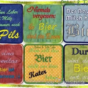 Op de afbeelding: Negen kleurrijke vierkante pleisters met Duitse spreuken over bier. De pleisters zijn aan elkaar gestikt om een groter vierkant te vormen. De spreuken zijn: "Zwischen Leber und Milz passt immer noch ein Pils", "Niemals vergessen: 6 Bier sind ein Essen", "Der Bayern Milch heißt Bier", "In vino veritas In Bier ist auch sowas", "Man soll das Bier nicht vor dem Kater loben", "Durst wird durch Bier erst schön".