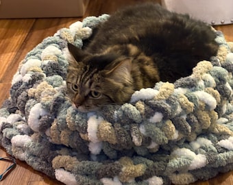 Chunky knit round cat bed- Hand crocheted pet mat- Super soft dog bed- Comfy kitten bed- Super plush bed for cats and dogs