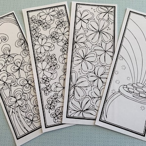 Könnte beinhalten: Vier schwarz-weiße druckbare Lesezeichen mit irischen Motiven. Die Designs beinhalten einen Topf mit Gold am Ende eines Regenbogens, ein Kleeblatt-Muster und ein Kleeblatt-Muster mit Schnörkeln.