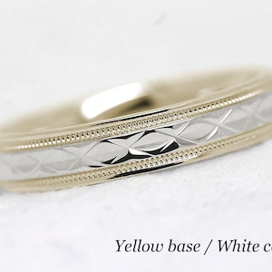 Pode incluir: Uma alian&ccedil;a de ouro com uma banda central de ouro branco. A banda central tem um padr&atilde;o de diamante.