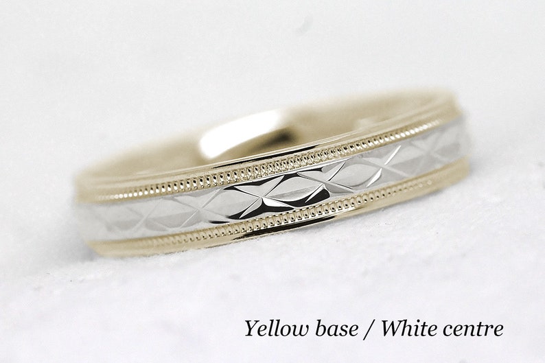 Pode incluir: Uma alian&ccedil;a de ouro com uma banda central de ouro branco. A banda central tem um padr&atilde;o de diamante.