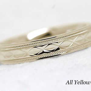 Pode incluir: Uma alian&ccedil;a de ouro com um padr&atilde;o de diamante e uma borda de contas.