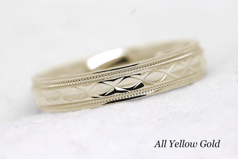 Pode incluir: Uma alian&ccedil;a de ouro com um padr&atilde;o de diamante e uma borda de contas.