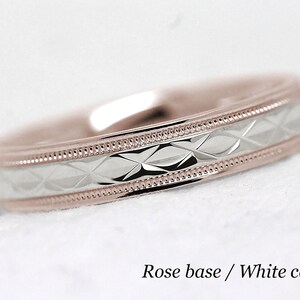 Pode incluir: Uma alian&ccedil;a com uma base de ouro rosa e um centro de ouro branco. A banda central tem um padr&atilde;o em forma de diamante.