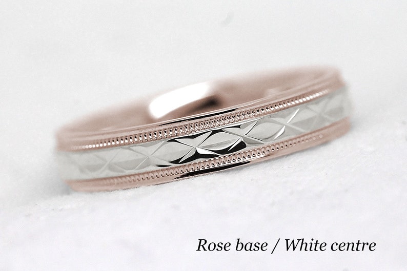 Pode incluir: Uma alian&ccedil;a com uma base de ouro rosa e um centro de ouro branco. A banda central tem um padr&atilde;o em forma de diamante.