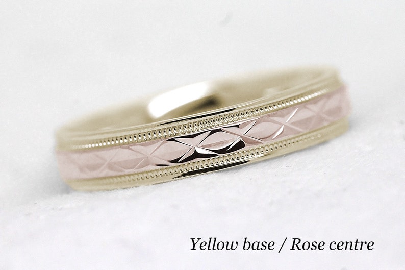 Pode incluir: Uma alian&ccedil;a de ouro com uma banda central de ouro rosa. A banda central tem um padr&atilde;o de diamante.