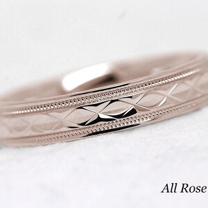 Pode incluir: Uma alian&ccedil;a de ouro rosa com um padr&atilde;o gravado em forma de diamante.