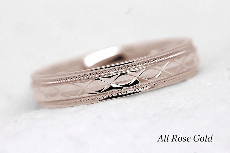 Pode incluir: Uma alian&ccedil;a de ouro rosa com um padr&atilde;o gravado em forma de diamante.