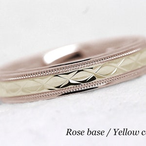 Pode incluir: Uma alian&ccedil;a de ouro rosa com uma banda central de ouro amarelo. A banda central tem um padr&atilde;o de diamante.