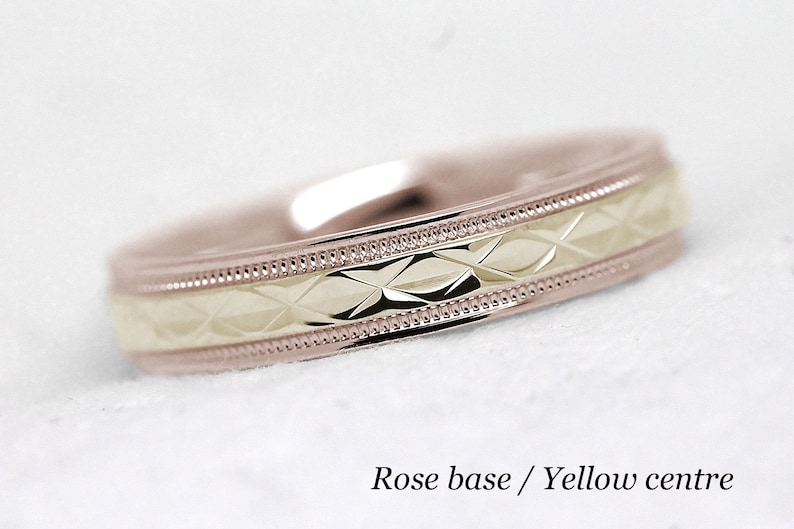 Pode incluir: Uma alian&ccedil;a de ouro rosa com uma banda central de ouro amarelo. A banda central tem um padr&atilde;o de diamante.