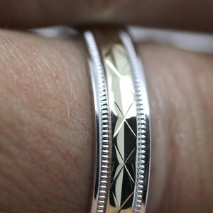 4mm Solid 10K Wedding Band Men Women, Two Tone Gold Wedding Ring, Filigree design Anniversary Gift, Faceted Mens Engagement Ring imagem 12