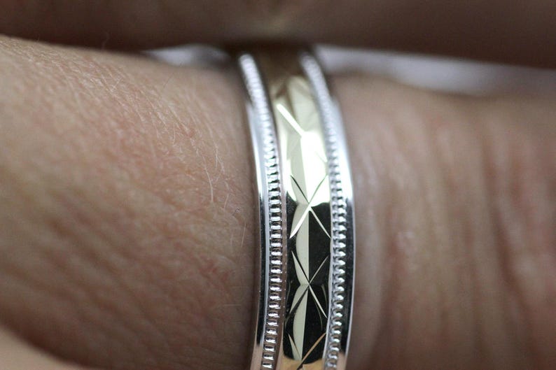 4mm Solid 10K Wedding Band Men Women, Two Tone Gold Wedding Ring, Filigree design Anniversary Gift, Faceted Mens Engagement Ring imagem 12