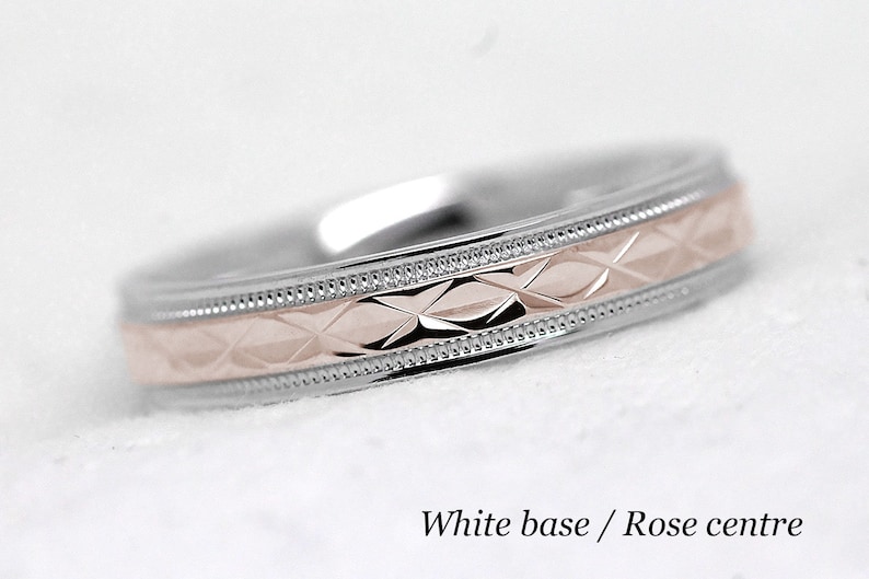 Pode incluir: Uma alian&ccedil;a de ouro branco com uma banda central de ouro rosa. A banda central tem um padr&atilde;o de diamante.