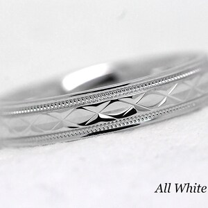 Pode incluir: Uma alian&ccedil;a de ouro branco com um padr&atilde;o de diamante e uma borda de contas.