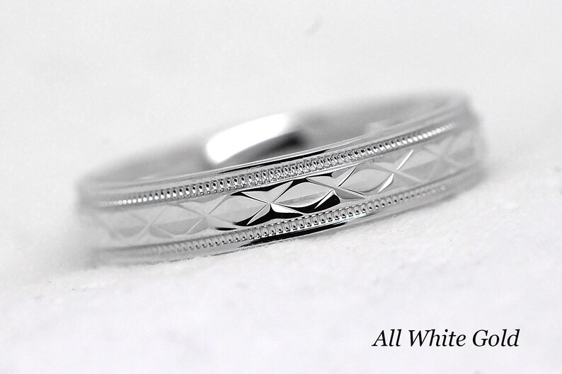 Pode incluir: Uma alian&ccedil;a de ouro branco com um padr&atilde;o de diamante e uma borda de contas.