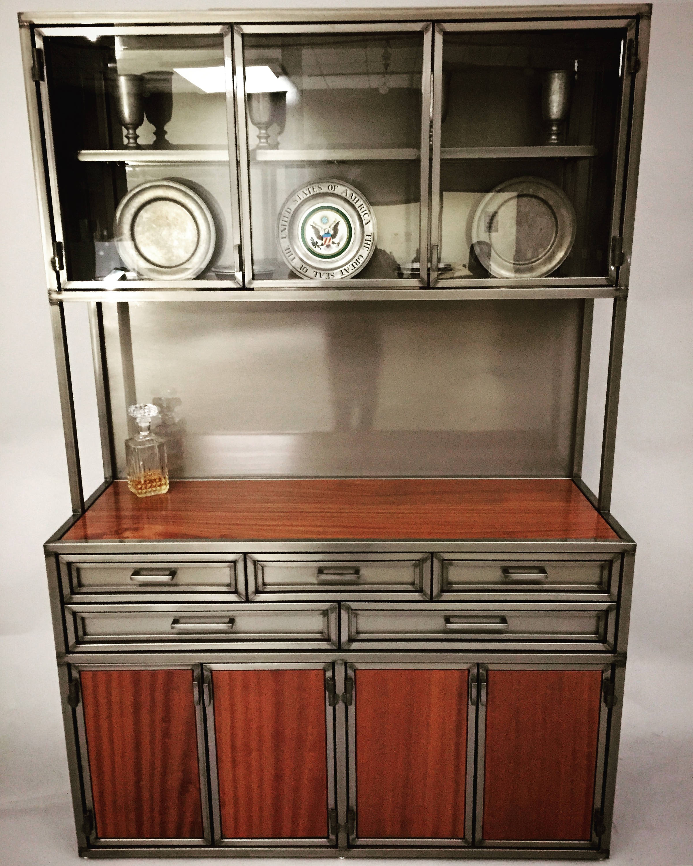 Gabinete de China Industrial moderna licor aparador sapele | Etsy