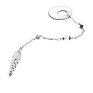 Könnte beinhalten: Ein silberfarbenes Pendel mit einer klaren, facettierten Kristallspitze und einem dekorativen geflochtenen Metallkegel. Das Pendel ist an einer Kette mit Perlen und einem weißen kreisförmigen Griff befestigt. Auf weißem Hintergrund.