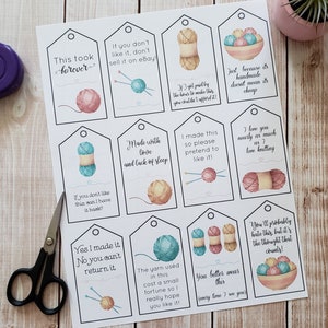 Pu&ograve; includere: Dieci etichette regalo stampabili con detti divertenti sul lavoro a maglia fatto a mano. Le etichette presentano illustrazioni di gomitoli di lana e ferri da maglia.