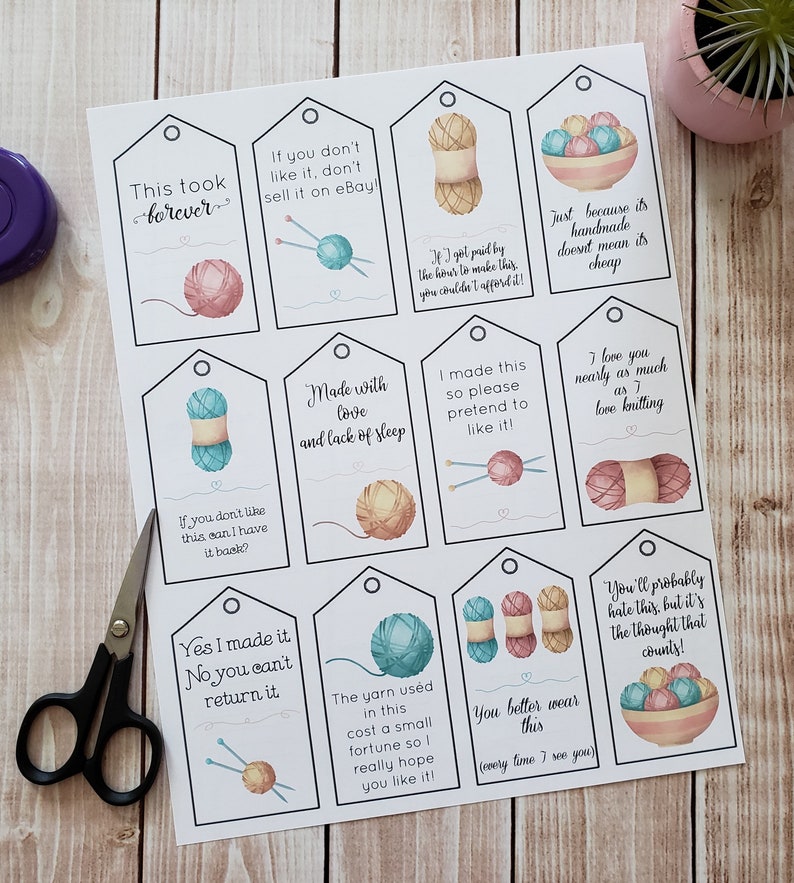 Pu&ograve; includere: Dieci etichette regalo stampabili con detti divertenti sul lavoro a maglia fatto a mano. Le etichette presentano illustrazioni di gomitoli di lana e ferri da maglia.