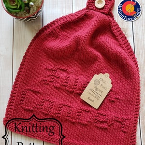 Peut inclure: Torchons de cuisine en tricot rouge avec une boucle de bouton et une étiquette indiquant "Knit, Purl, Repeat" Fait à la main par Michelle.