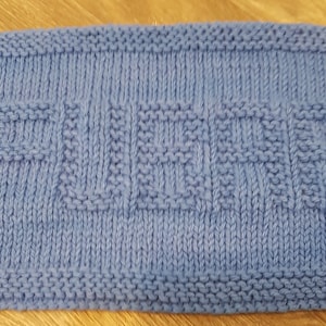 Puede incluir: Un paño de cocina de punto azul con un patrón texturizado. El paño de cocina está hecho de hilo de algodón y es perfecto para limpiar los platos y secar las manos.